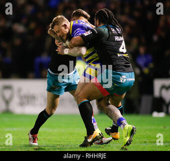 Cheshire, Regno Unito. 2° febbraio 2019. Betfred Super League Warrington lupi v Leeds rinoceronti Josh Charnley (C) di Warrington lupi affrontati da Konrad Hurrell (R) e Richie Myler (L) di Leeds rinoceronti. Credito: Touchlinepics/Alamy Live News Foto Stock