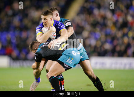 Cheshire, Regno Unito. 2° febbraio 2019. Betfred Super League Warrington lupi v Leeds rinoceronti Tom Lineham di Warrington lupi affrontati da Brett Ferres di Leeds rinoceronti. Credito: Touchlinepics/Alamy Live News Foto Stock