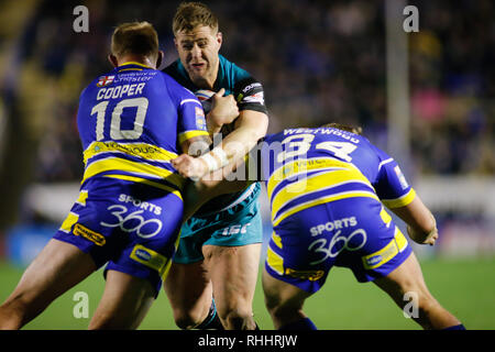 Cheshire, Regno Unito. 2° febbraio 2019. Betfred Super League Warrington lupi v Leeds rinoceronti Trento Merrin (C) di Leeds rinoceronti affrontato da Mike Cooper (L) e Ben Westwood (R) di Warrington lupi. Credito: Touchlinepics/Alamy Live News Foto Stock