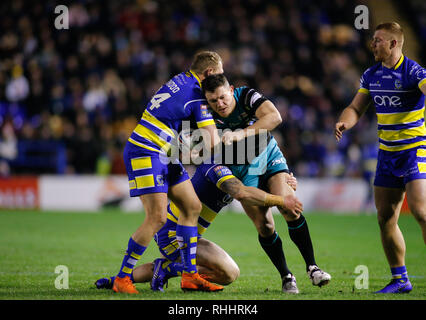 Cheshire, Regno Unito. 2° febbraio 2019. Betfred Super League Warrington lupi v Leeds rinoceronti Brett Ferres (C) di Leeds rinoceronti affrontato da Ben Westwood di Warrington lupi. Credito: Touchlinepics/Alamy Live News Foto Stock