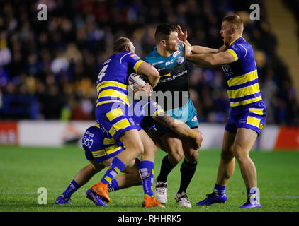 Cheshire, Regno Unito. 2° febbraio 2019. Betfred Super League Warrington lupi v Leeds rinoceronti Brett Ferres (C) di Leeds rinoceronti in attacco contro Warrington lupi. Credito: Touchlinepics/Alamy Live News Foto Stock