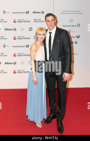 Wiesbaden, Germania. 2° febbraio 2019. Aljona Savchenko e Bruno Massot a sfera des Sports 2019 Credit: Markus Wissmann/Alamy Live News Foto Stock