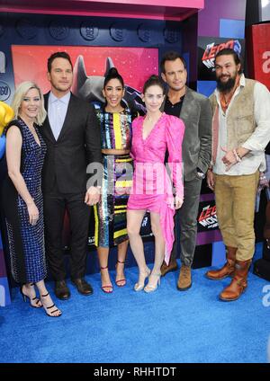 Los Angeles, CA, Stati Uniti d'America. 2° febbraio 2019. Elizabeth banche, Chris Pratt, Stephanie Beatriz, Alison Brie, Arnett, Jason Momoa presso gli arrivi per il LEGO MOVIE 2: la seconda parte di Premiere, Regency Village Theatre - Westwood, Los Angeles, CA 2 febbraio 2019. Credito: Elizabeth Goodenough/Everett raccolta/Alamy Live News Foto Stock