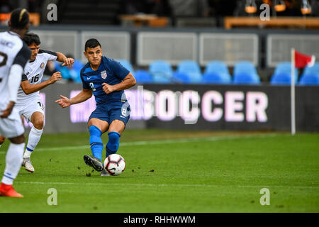 San Jose, California, Stati Uniti d'America. 2° febbraio 2019. Stati Uniti defender Nick Lima (2) passa durante l'amichevole internazionale partita di calcio tra Costa Rica e gli Stati Uniti a Avaya Stadium di San Jose, California. Chris Brown/CSM/Alamy Live News Foto Stock