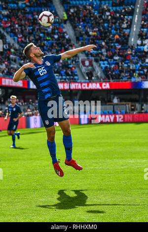 San Jose, California, Stati Uniti d'America. 2° febbraio 2019. Stati Uniti defender Walker Zimmerman (25) salta per ottenere una testa su una sfera durante l'amichevole internazionale partita di calcio tra Costa Rica e gli Stati Uniti a Avaya Stadium di San Jose, California. Chris Brown/CSM.corregge una versione precedente archiviato sotto un titolo errato credito: csm/Alamy Live News Foto Stock