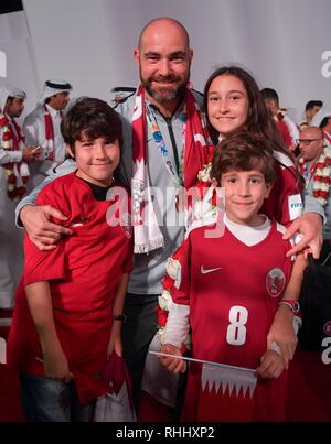 Doha in Qatar. . 2° febbraio 2019. Qatar National Soccer team coach Felix Sanchez Bas di Spagna pone con i suoi figli per una foto all'arrivo all'Aeroporto Internazionale di Doha a Doha, in Qatar nel Febbraio 2, 2019. Il Qatar ha vinto 3-1 sul Giappone per rivendicare il titolo di AFC Asian Cup per la prima volta. Credito: Nikku/Xinhua/Alamy Live News Foto Stock