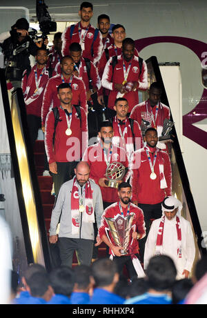 Doha in Qatar. . 2° febbraio 2019. Qatar National Soccer team di giocatori scendono dalla loro aeroplano all'arrivo all'Aeroporto Internazionale di Doha a Doha, in Qatar nel Febbraio 2, 2019. Il Qatar ha vinto 3-1 sul Giappone per rivendicare il titolo di AFC Asian Cup per la prima volta. Credito: Nikku/Xinhua/Alamy Live News Foto Stock