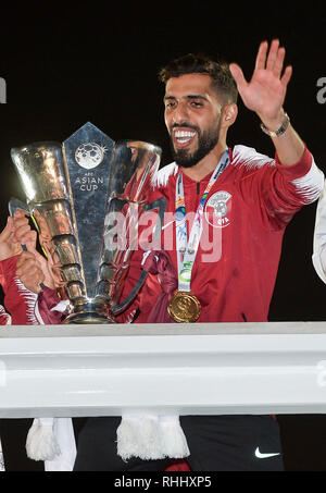 Doha in Qatar. . 2° febbraio 2019. Qatar National Soccer team capitano e inoltrare Hasan Al Haydos detiene il trofeo all'arrivo all'Aeroporto Internazionale di Doha a Doha, in Qatar nel Febbraio 2, 2019. Il Qatar ha vinto 3-1 sul Giappone per rivendicare il titolo di AFC Asian Cup per la prima volta. Credito: Nikku/Xinhua/Alamy Live News Foto Stock