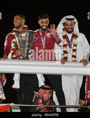 Doha in Qatar. . 2° febbraio 2019. Qatar National Soccer team capitano e inoltrare Hasan Al Haydos (C) onde ai tifosi all'arrivo all'Aeroporto Internazionale di Doha a Doha, in Qatar nel Febbraio 2, 2019. Il Qatar ha vinto 3-1 sul Giappone per rivendicare il titolo di AFC Asian Cup per la prima volta. Credito: Nikku/Xinhua/Alamy Live News Foto Stock