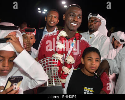 Doha in Qatar. . 2° febbraio 2019. Il Qatar di avanti e 2019 AFC Asian Cup Most Valuable Player Almoez Ali (C) pone per le foto all'arrivo all'Aeroporto Internazionale di Doha a Doha, in Qatar nel Febbraio 2, 2019. Il Qatar ha vinto 3-1 sul Giappone per rivendicare il titolo di AFC Asian Cup per la prima volta. Credito: Nikku/Xinhua/Alamy Live News Foto Stock