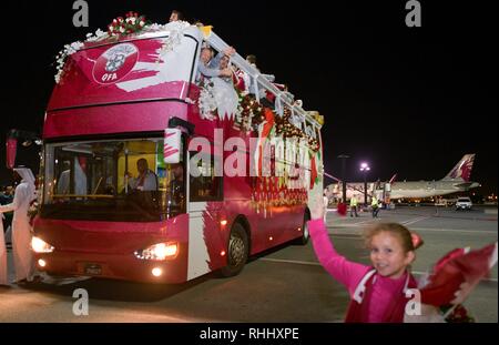 Doha in Qatar. . 2° febbraio 2019. Qatar National Soccer team di giocatori onda per ventole su un autobus all'arrivo all'Aeroporto Internazionale di Doha a Doha, in Qatar nel Febbraio 2, 2019. Il Qatar ha vinto 3-1 sul Giappone per rivendicare il titolo di AFC Asian Cup per la prima volta. Credito: Nikku/Xinhua/Alamy Live News Foto Stock