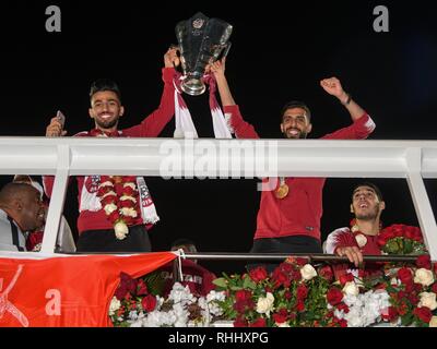 Doha in Qatar. . 2° febbraio 2019. Qatar National Soccer team capitano e inoltrare Hasan Al Haydos (2nc R) detiene il trofeo all'arrivo all'Aeroporto Internazionale di Doha a Doha, in Qatar nel Febbraio 2, 2019. Il Qatar ha vinto 3-1 sul Giappone per rivendicare il titolo di AFC Asian Cup per la prima volta. Credito: Nikku/Xinhua/Alamy Live News Foto Stock