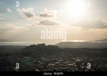 Atene, Grecia. 2° febbraio 2019. Una vista generale dell'Acropoli la collina di Lycabettus hill view point. Credito: SOPA Immagini limitata/Alamy Live News Foto Stock