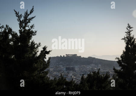 Atene, Grecia. 2° febbraio 2019. Una vista generale dell'Acropoli la collina di Lycabettus hill view point. Credito: SOPA Immagini limitata/Alamy Live News Foto Stock