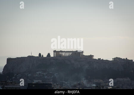 Atene, Grecia. 2° febbraio 2019. Una vista generale dell'Acropoli la collina di Lycabettus hill view point. Credito: SOPA Immagini limitata/Alamy Live News Foto Stock