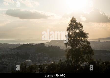 Atene, Grecia. 2° febbraio 2019. Una vista generale dell'Acropoli la collina di Lycabettus hill view point. Credito: SOPA Immagini limitata/Alamy Live News Foto Stock