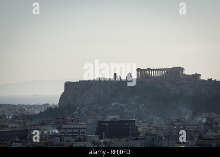 Atene, Grecia. 2° febbraio 2019. Una vista generale dell'Acropoli la collina di Lycabettus hill view point. Credito: SOPA Immagini limitata/Alamy Live News Foto Stock