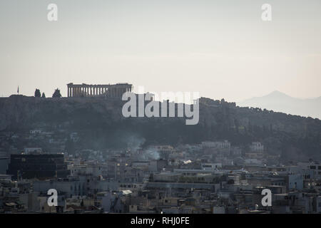 Atene, Grecia. 2° febbraio 2019. Una vista generale dell'Acropoli la collina di Lycabettus hill view point. Credito: SOPA Immagini limitata/Alamy Live News Foto Stock