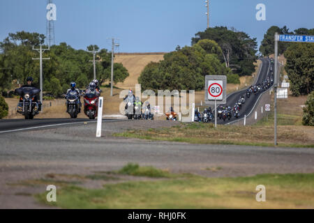 Victoria, Australia. 3 febbraio 2019. Grampians Ride per ricordare -03 Febbraio 2019- Lago Bolac -Victoria - Australia.La 400 ciclisti annuale sul Grampians Ride per ricordare una raccolta di fondi, Thunder attraverso il lago Bolac in Western Victoria per una rapida sosta sui 173km di viaggio in onore di funzionari di polizia che hanno perso la loro vita nella linea di servizio e raccoglie fondi per la East Grampians Serices Salute Credito: Brett keating/Alamy Live News Foto Stock