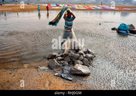 Kumardubi, nello stato del Jharkhand (India). 5 Dic, 2018. Dhobi visto eseguire il lavaggio della biancheria sulla banca del fiume di Barakar nella parte orientale dell India prima della loro diffusione sul suolo accanto alla riva del fiume di Barakar in area di Jharkhand. Il Dhobi Ghat (lavaggio massa) di Kumardubi nella provincia Jharkhand è il più grande al mondo. Credito: Avishek Das/SOPA Immagini/ZUMA filo/Alamy Live News Foto Stock