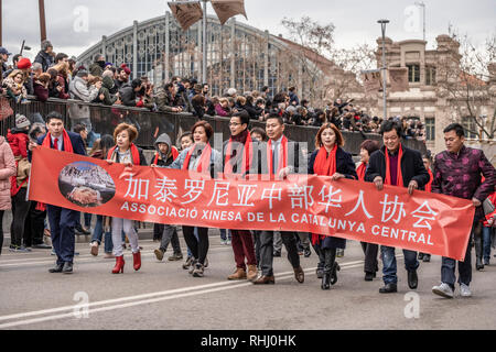 Barcellona, Spagna. 2° febbraio 2019. L'Associazione cinese della Catalogna è visto tenendo un banner durante una parata per celebrare il nuovo anno cinese 2019. I membri della comunità cinese erano accompagnati dal Sindaco di Barcellona, Ada Colau e altre autorità municipali. 2019 porterà fortuna per i nati sotto il maiale. Credito: SOPA Immagini limitata/Alamy Live News Foto Stock