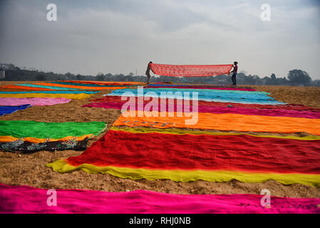 Dhobis (washermen) visto diffondere i vestiti sul terreno vicino alla riva del fiume di Barakar in area di Jharkhand. Il Dhobi Ghat (lavaggio massa) di Kumardubi nella provincia Jharkhand è il più grande al mondo. Foto Stock