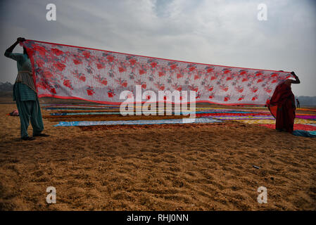 Dhobis (washermen) visto diffondere i vestiti sul terreno vicino alla riva del fiume di Barakar in area di Jharkhand. Il Dhobi Ghat (lavaggio massa) di Kumardubi nella provincia Jharkhand è il più grande al mondo. Foto Stock