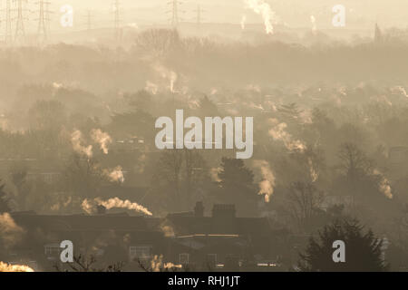 Londra REGNO UNITO. 3 febbraio 2019. Tetti di Wimbledon immerso nella luce del sole invernale in un freddo e gelido mattina come a bassa temperature di congelamento continua a credito: amer ghazzal/Alamy Live News Foto Stock