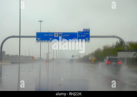 Abu Dhabi, negli Emirati Arabi Uniti. 3 febbraio 2019. Veicoli sulla strada mentre piove di Abu Dhabi. Credito: Fahd Khan/Alamy Live News Foto Stock