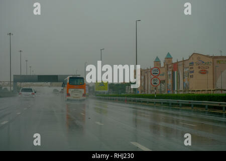 Abu Dhabi, negli Emirati Arabi Uniti. 3 febbraio 2019. Veicoli sulla strada mentre piove di Abu Dhabi. Credito: Fahd Khan/Alamy Live News Foto Stock