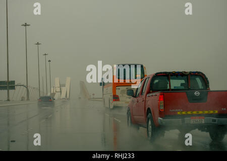 Abu Dhabi, negli Emirati Arabi Uniti. 3 febbraio 2019. Veicoli sulla strada mentre piove di Abu Dhabi. Credito: Fahd Khan/Alamy Live News Foto Stock