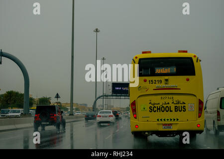 Abu Dhabi, negli Emirati Arabi Uniti. 3 febbraio 2019. Veicoli sulla strada mentre piove di Abu Dhabi. Credito: Fahd Khan/Alamy Live News Foto Stock