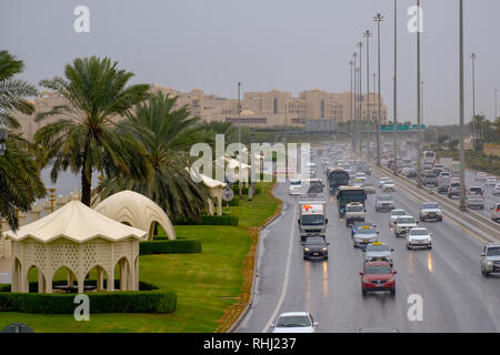 Abu Dhabi, negli Emirati Arabi Uniti. 3 febbraio 2019. Veicoli sulla strada mentre piove di Abu Dhabi. Credito: Fahd Khan/Alamy Live News Foto Stock