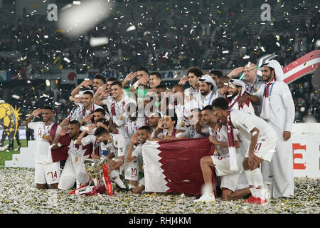 Abu Dhabi, negli Emirati Arabi Uniti. 3 febbraio 2019. Il Qatar giocatori celebrare durante l'AFC Coppa d'asia emirati arabi uniti 2019 Cerimonia di premiazione a Zayed Sport City Stadium di Abu Dhabi, Emirati Arabi Uniti, 1 febbraio 2019. Credito: Toshihiro Kitagawa/AFLO/Alamy Live News Foto Stock