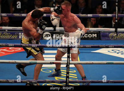 Londra, Regno Unito. 2° febbraio 2019. 2 febbraio 2019 l'O2 Arena, Londra, Inghilterra; il pugilato, Europeo Super-Welterweight campionato, Sergio Garcia versus Ted Cheeseman; Sergio Garcia si collega con un gancio sinistro su Ted Cheeseman Credit: Azione Plus immagini di sport/Alamy Live News Foto Stock