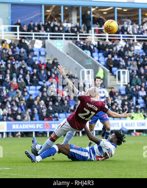 Reading, Regno Unito. 2° febbraio 2019. Tyler Blackett di Reading FC sfide Alan Hutton di Aston Villa durante il cielo EFL scommessa match del campionato tra lettura e Aston Villa al Madejski Stadium, Reading, in Inghilterra il 2 febbraio 2019. Foto di Ken scintille. Solo uso editoriale, è richiesta una licenza per uso commerciale. Nessun uso in scommesse, giochi o un singolo giocatore/club/league pubblicazioni. Credit: UK Sports Pics Ltd/Alamy Live News Foto Stock