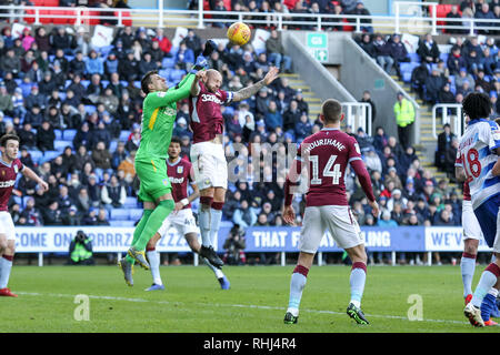 Reading, Regno Unito. 2° febbraio 2019. Lovre Kalinić di Aston Villa e Alan Hutton di Aston Villa Chiara un angolo durante il cielo EFL scommessa match del campionato tra lettura e Aston Villa al Madejski Stadium, Reading, in Inghilterra il 2 febbraio 2019. Foto di Ken scintille. Solo uso editoriale, è richiesta una licenza per uso commerciale. Nessun uso in scommesse, giochi o un singolo giocatore/club/league pubblicazioni. Credit: UK Sports Pics Ltd/Alamy Live News Foto Stock