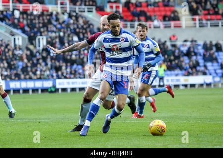 Reading, Regno Unito. 2° febbraio 2019. Lewis Baker di Reading FC tiene fuori Alan Hutton di Aston Villa durante il cielo EFL scommessa match del campionato tra lettura e Aston Villa al Madejski Stadium, Reading, in Inghilterra il 2 febbraio 2019. Foto di Ken scintille. Solo uso editoriale, è richiesta una licenza per uso commerciale. Nessun uso in scommesse, giochi o un singolo giocatore/club/league pubblicazioni. Credit: UK Sports Pics Ltd/Alamy Live News Foto Stock