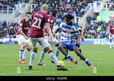 Reading, Regno Unito. 2° febbraio 2019. Ovie Ejaria di Reading FC prende su Alan Hutton di Aston Villa durante il cielo EFL scommessa match del campionato tra lettura e Aston Villa al Madejski Stadium, Reading, in Inghilterra il 2 febbraio 2019. Foto di Ken scintille. Solo uso editoriale, è richiesta una licenza per uso commerciale. Nessun uso in scommesse, giochi o un singolo giocatore/club/league pubblicazioni. Credit: UK Sports Pics Ltd/Alamy Live News Foto Stock