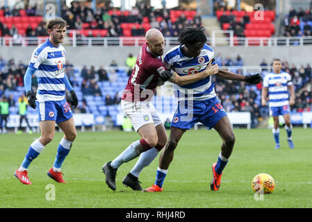 Reading, Regno Unito. 2° febbraio 2019. Ovie Ejaria di Reading FC è contestata da Alan Hutton di Aston Villa durante il cielo EFL scommessa match del campionato tra lettura e Aston Villa al Madejski Stadium, Reading, in Inghilterra il 2 febbraio 2019. Foto di Ken scintille. Solo uso editoriale, è richiesta una licenza per uso commerciale. Nessun uso in scommesse, giochi o un singolo giocatore/club/league pubblicazioni. Credit: UK Sports Pics Ltd/Alamy Live News Foto Stock