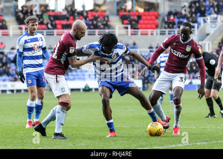Reading, Regno Unito. 2° febbraio 2019. Ovie Ejaria di Reading FC è contestata da Alan Hutton di Aston Villa durante il cielo EFL scommessa match del campionato tra lettura e Aston Villa al Madejski Stadium, Reading, in Inghilterra il 2 febbraio 2019. Foto di Ken scintille. Solo uso editoriale, è richiesta una licenza per uso commerciale. Nessun uso in scommesse, giochi o un singolo giocatore/club/league pubblicazioni. Credit: UK Sports Pics Ltd/Alamy Live News Foto Stock
