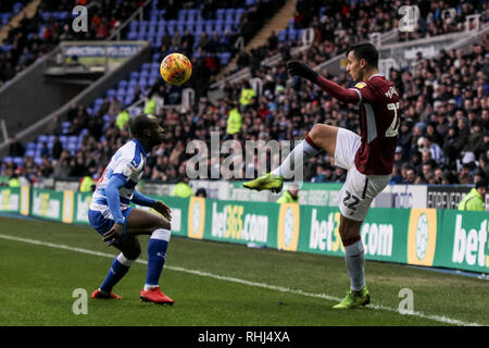 Reading, Regno Unito. 2° febbraio 2019. Anwar El Ghazi di Aston Villa incrocia davanti a Sone Aluko di Reading FC durante il cielo EFL scommessa match del campionato tra lettura e Aston Villa al Madejski Stadium, Reading, in Inghilterra il 2 febbraio 2019. Foto di Ken scintille. Solo uso editoriale, è richiesta una licenza per uso commerciale. Nessun uso in scommesse, giochi o un singolo giocatore/club/league pubblicazioni. Credit: UK Sports Pics Ltd/Alamy Live News Foto Stock