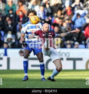 Reading, Regno Unito. 2° febbraio 2019. Alan Hutton di Aston Villa cancella con un overhead kick durante il cielo EFL scommessa match del campionato tra lettura e Aston Villa al Madejski Stadium, Reading, in Inghilterra il 2 febbraio 2019. Foto di Ken scintille. Solo uso editoriale, è richiesta una licenza per uso commerciale. Nessun uso in scommesse, giochi o un singolo giocatore/club/league pubblicazioni. Credit: UK Sports Pics Ltd/Alamy Live News Foto Stock