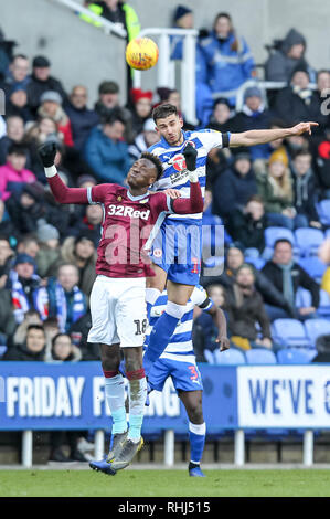 Reading, Regno Unito. 2° febbraio 2019. Matt Miazga di Reading FC batte Tammy Abramo di Aston Villa in aria durante il cielo EFL scommessa match del campionato tra lettura e Aston Villa al Madejski Stadium, Reading, in Inghilterra il 2 febbraio 2019. Foto di Ken scintille. Solo uso editoriale, è richiesta una licenza per uso commerciale. Nessun uso in scommesse, giochi o un singolo giocatore/club/league pubblicazioni. Credit: UK Sports Pics Ltd/Alamy Live News Foto Stock