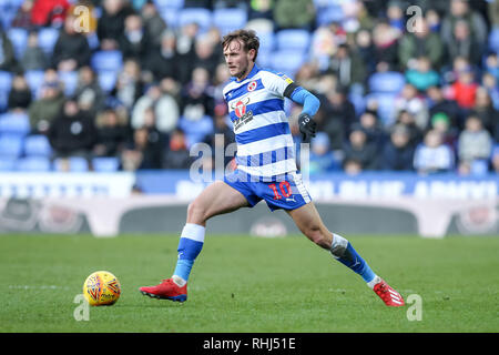 Reading, Regno Unito. 2° febbraio 2019. John Swift di Reading FC in azione durante il cielo EFL scommessa match del campionato tra lettura e Aston Villa al Madejski Stadium, Reading, in Inghilterra il 2 febbraio 2019. Foto di Ken scintille. Solo uso editoriale, è richiesta una licenza per uso commerciale. Nessun uso in scommesse, giochi o un singolo giocatore/club/league pubblicazioni. Credit: UK Sports Pics Ltd/Alamy Live News Foto Stock