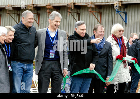 Washington, Stati Uniti d'America. 2° febbraio 2019. Stato di Washington di Governatore, Jay Inslee (sinistra) conduce la cerimonia del taglio del nastro per aprire formalmente il nuovo SR99 in tunnel di Seattle, Washington al di fuori del tunnel del pianale superiore di ingresso. Il 2-miglio lungo tunnel che ci sono voluti sette anni per completare dopo il superamento delle difficoltà durante il tunnel drive, viene aperto al traffico dopo le celebrazioni in onore di successo finale. Credito: Catherine Bassetti/Alamy Live News Foto Stock