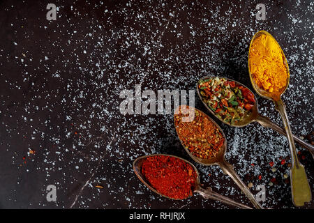 Delizioso assortimento di massa ingredienti spice sul legno scuro dello sfondo Foto Stock