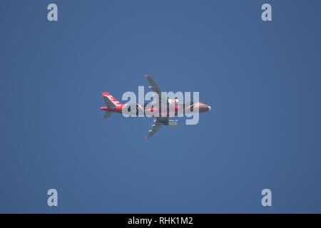 Licciana Nardi, Italia - 21 Gennaio 2019: 9M-AQM Airbus A320-200 di Airasia. Il decollo dall aeroporto di Chiangmai a Kuala Lumpur, Malesia. Foto Stock