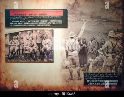 Display del museo a Gyantse, Tibet, Cina, commemora la resistenza tibetana all'invasione British Younghusband spedizione del 1904. Foto Stock