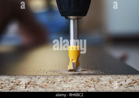 Processo di drillig legno con punta da trapano close up Foto Stock